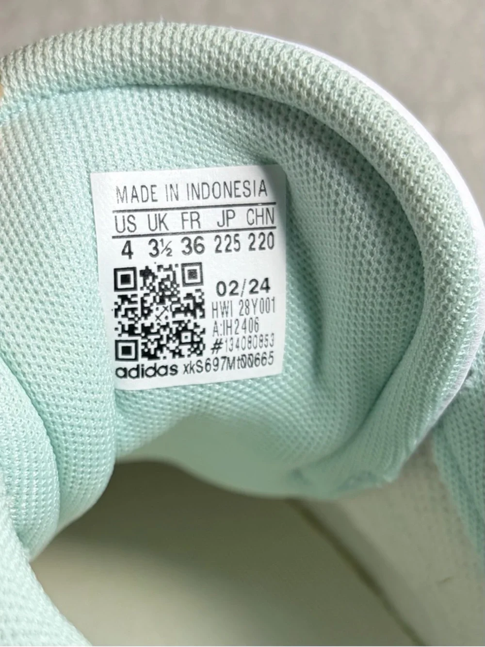 adidas Girl’s Mint Green‎ Suede Sneakers with White Stripes Sz 4